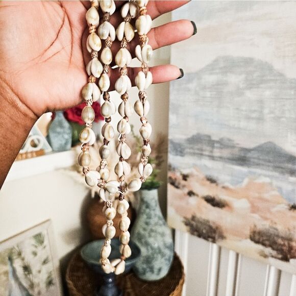 New Handmade Beaded Lei Natural Seashell Necklace. - Picture 3 of 13